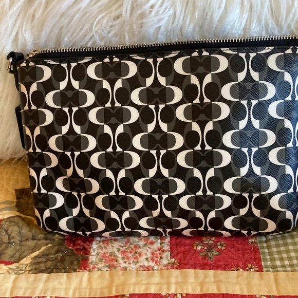 COACH crossbody, great condition without strap. 10 1/2β x 7 1/2β, great value β€οΈ - Picture 6 of 8